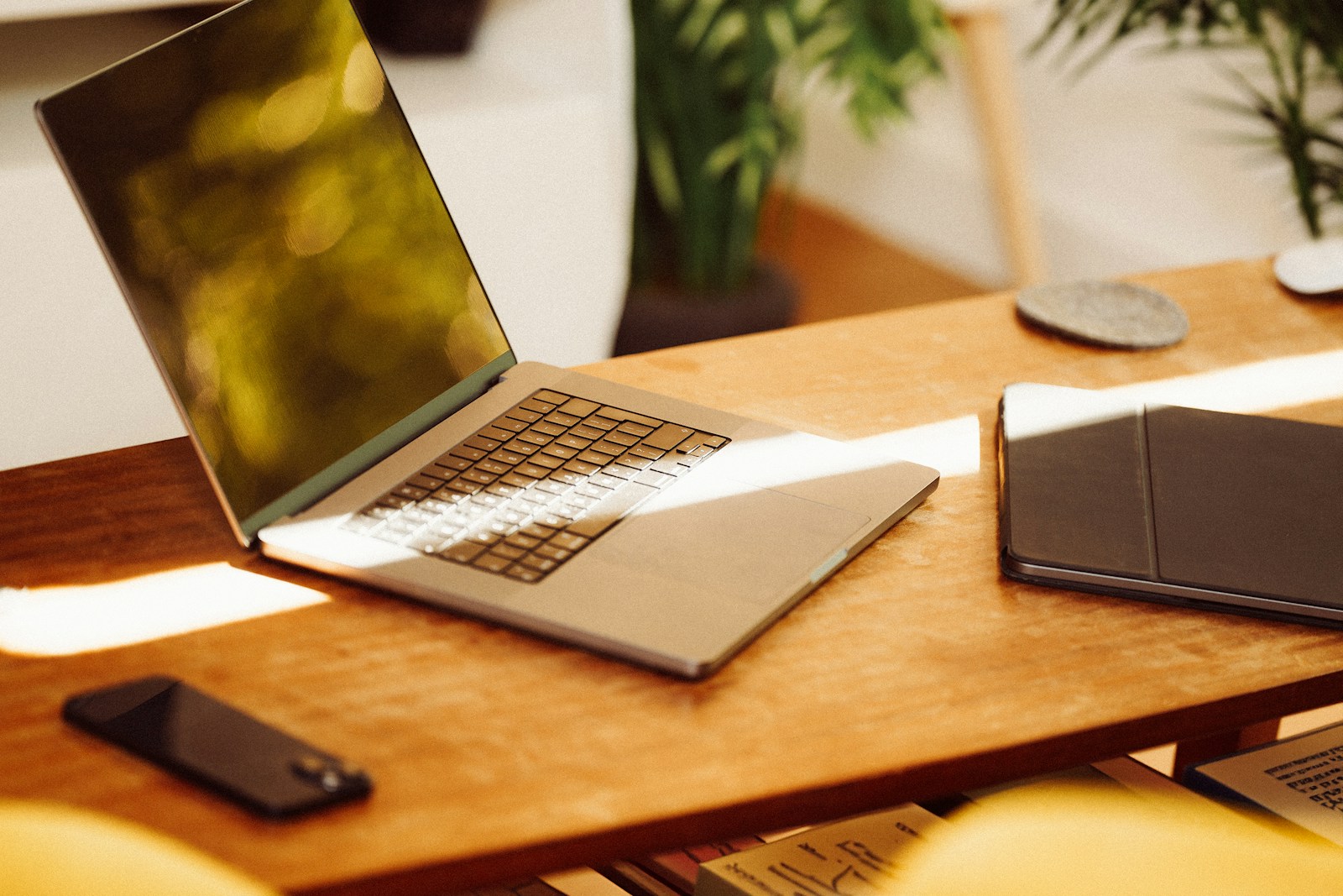Notebook em ambiente de trabalho, fotografia de referência